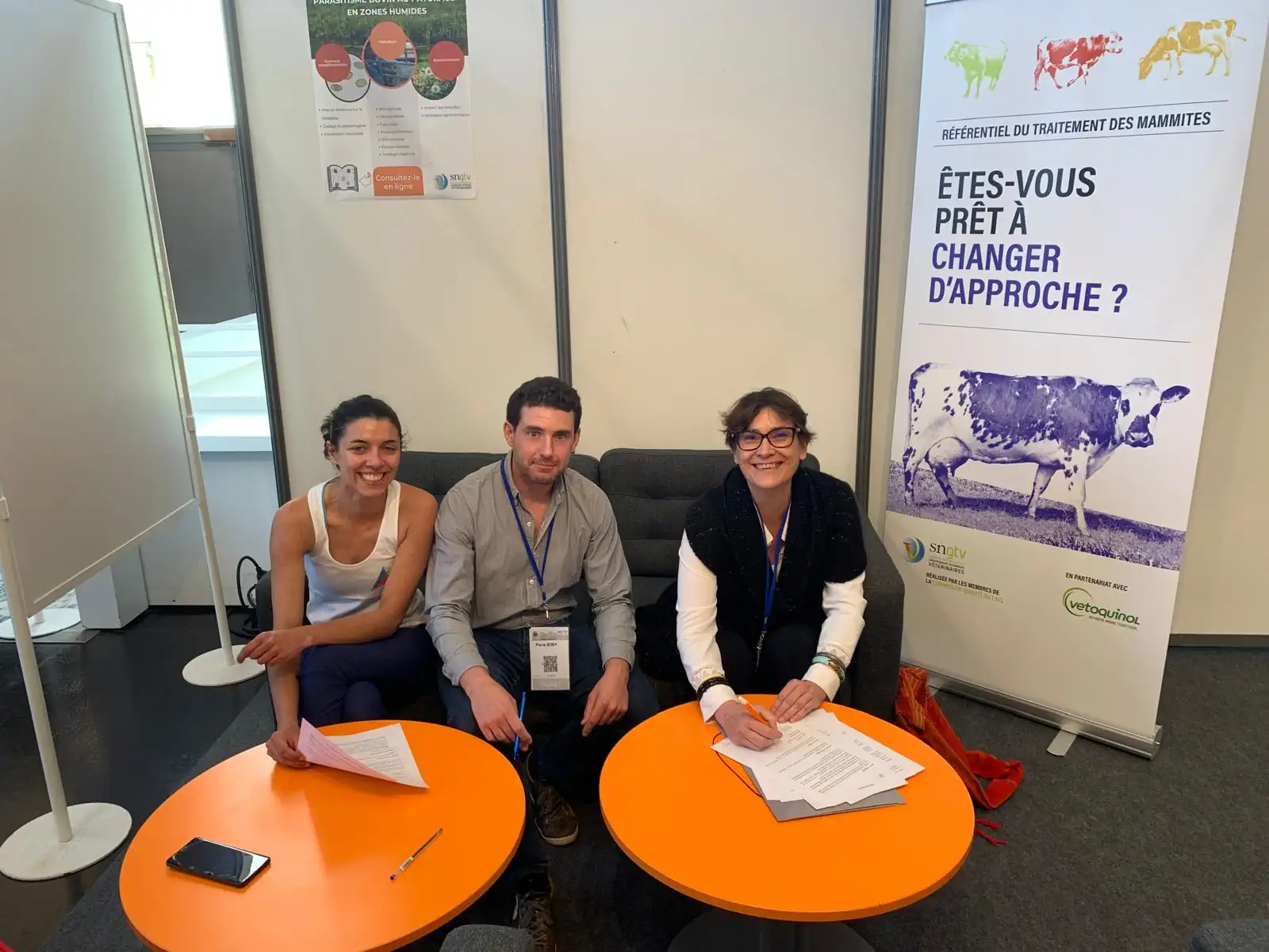 Signature du partenariat entre la SNGTV et CoreFactor sur le stand de l’association.